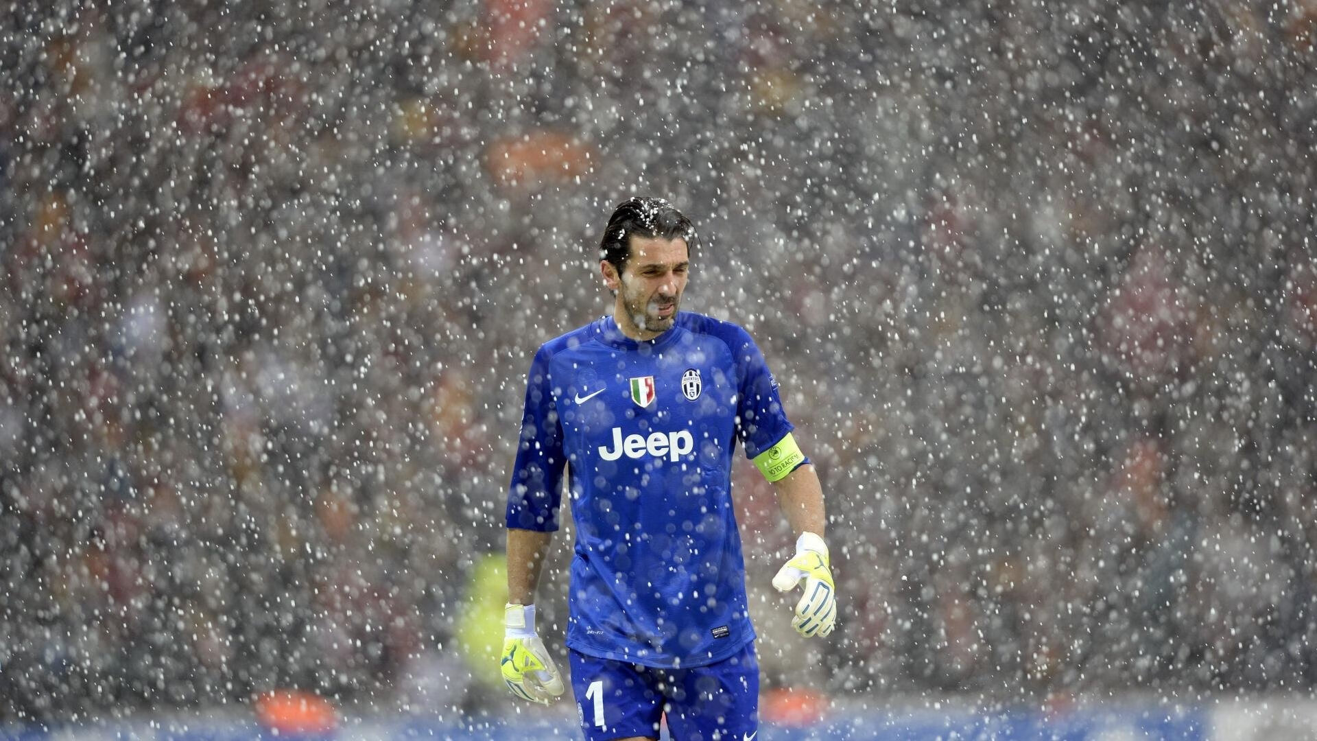 依托互联网平台，打造线上足球社区，线下足球