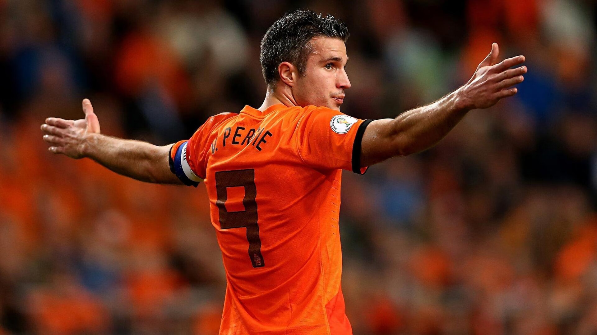 拜仁利用边路传中频繁制造机会，战术多变，拜仁zirkzee