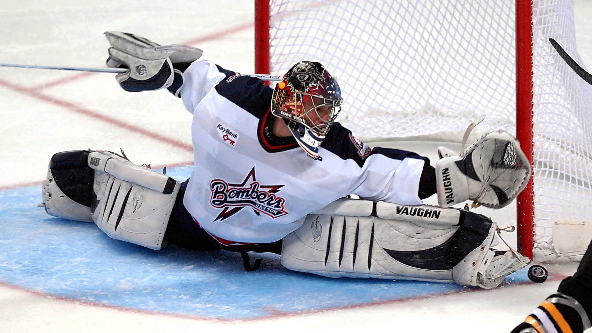 拜仁利用边路传中频繁制造机会，战术多变，拜仁zirkzee