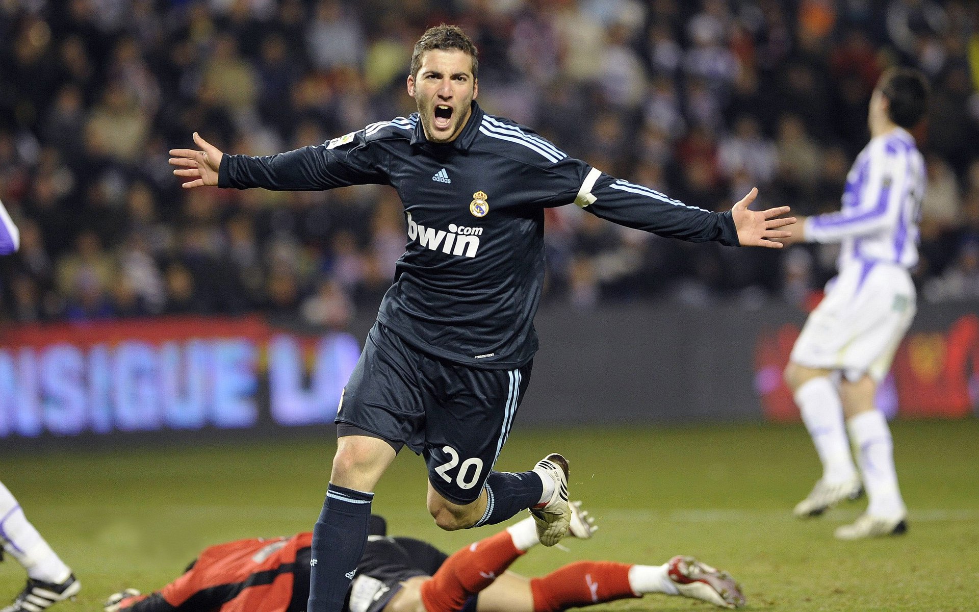 胜负悬念！比赛精彩纷呈，球队表现抢眼，球赛很精彩